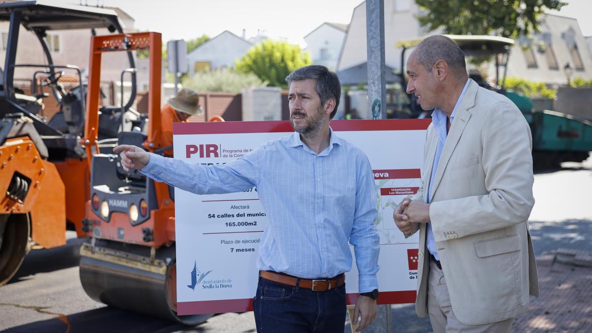 El consejero Miguel Ángel García Martín visita Sevilla la Nueva El consejero recorriendo el municipio