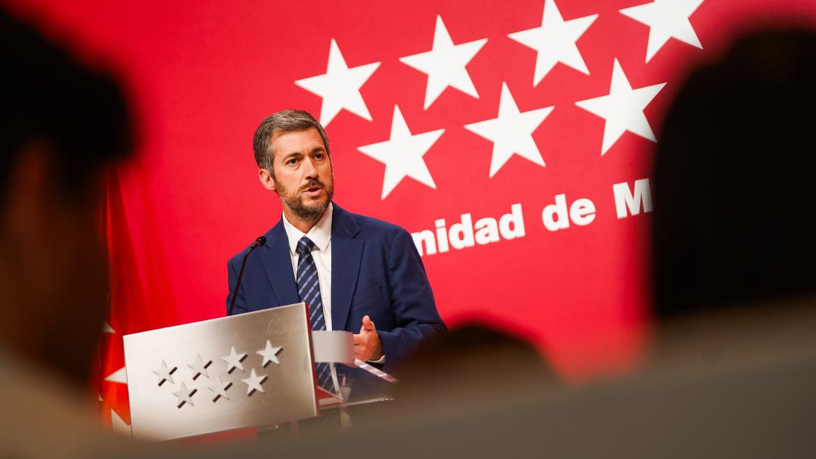 El consejero Miguel Ángel García Martín durante la rueda de prensa tras el Consejo de Gobierno El consejero en el atril