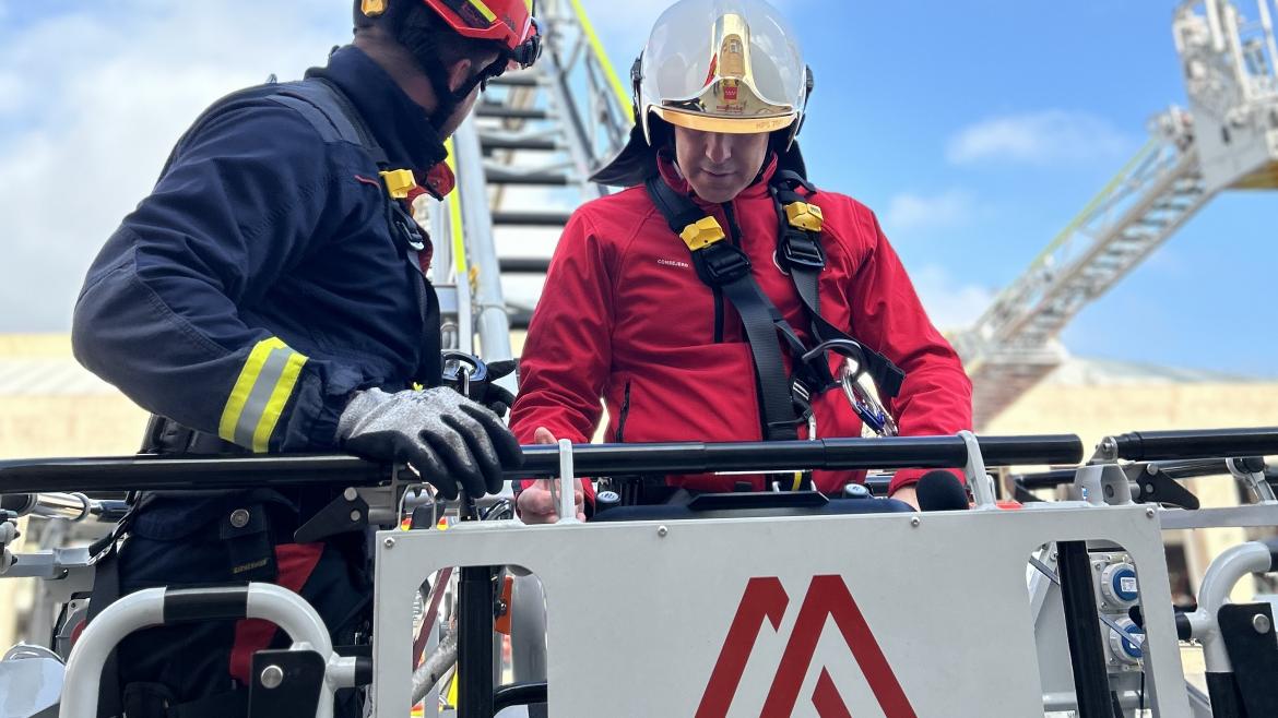 La Comunidad de Madrid renueva el 20% de su flota de vehículos autoescalera para el Cuerpo de Bomberos regional El consejero en un camión de bomberos