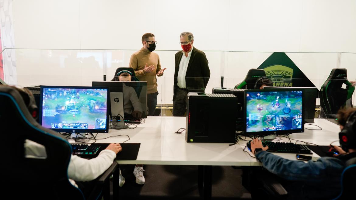 La Comunidad de Madrid promueve valores de convivencia entre alumnos de la región a través de videojuegos deportivos Ossorio entrega premios IE SPort 2