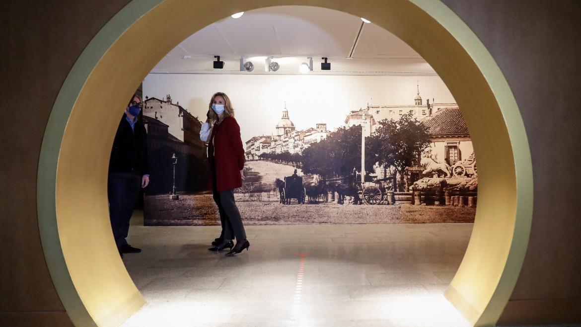 La consejera paseando por la exposición