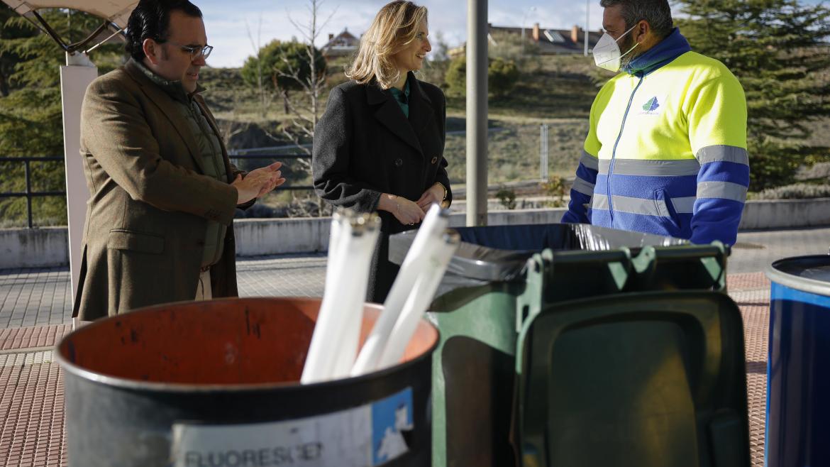 La consejera Paloma Martín visita el punto limpio de Boadilla del Monte La consejera recorriendo las instalaciones junto a el alcalde
