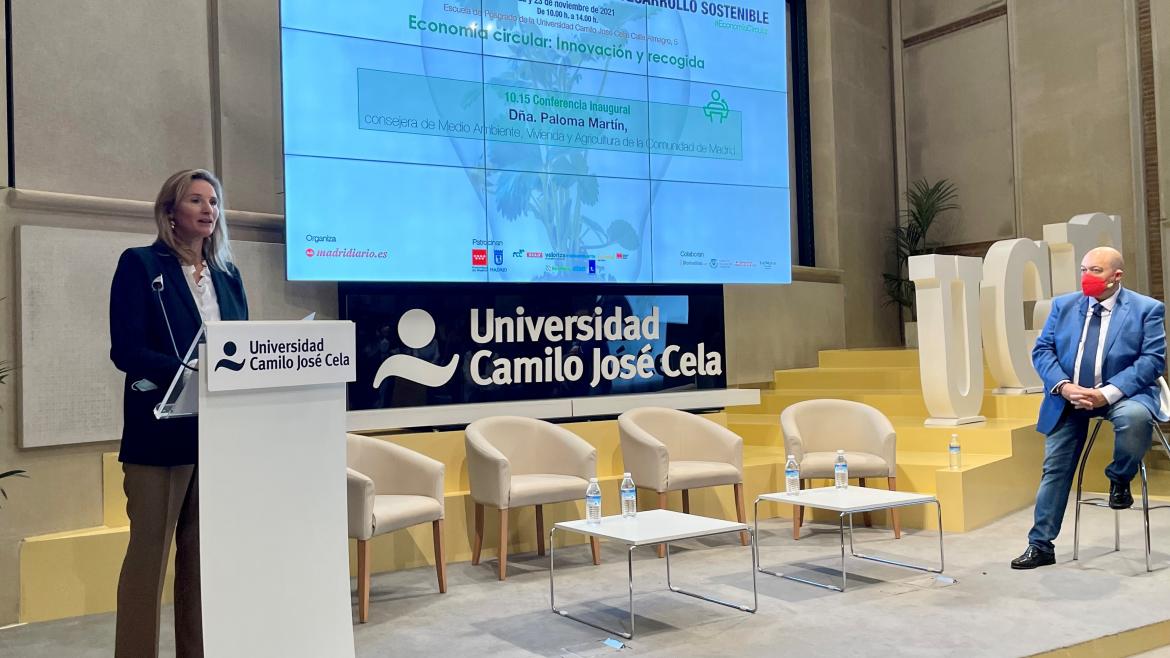 La consejera interviniendo en el atril del acto