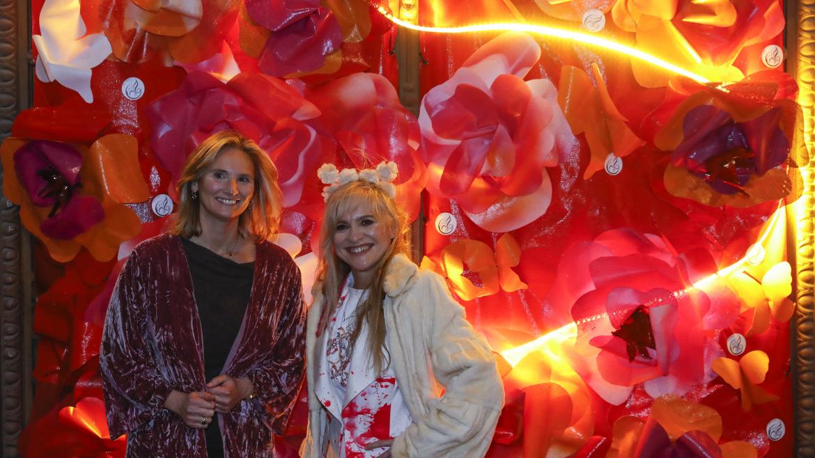 La consejera posando con la diseñadora de la decoración