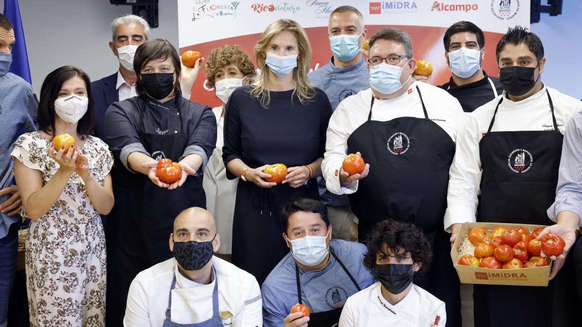 Paloma Martín presenta la Semana del Tomate madrileño Foto de familia con tomates en las manos