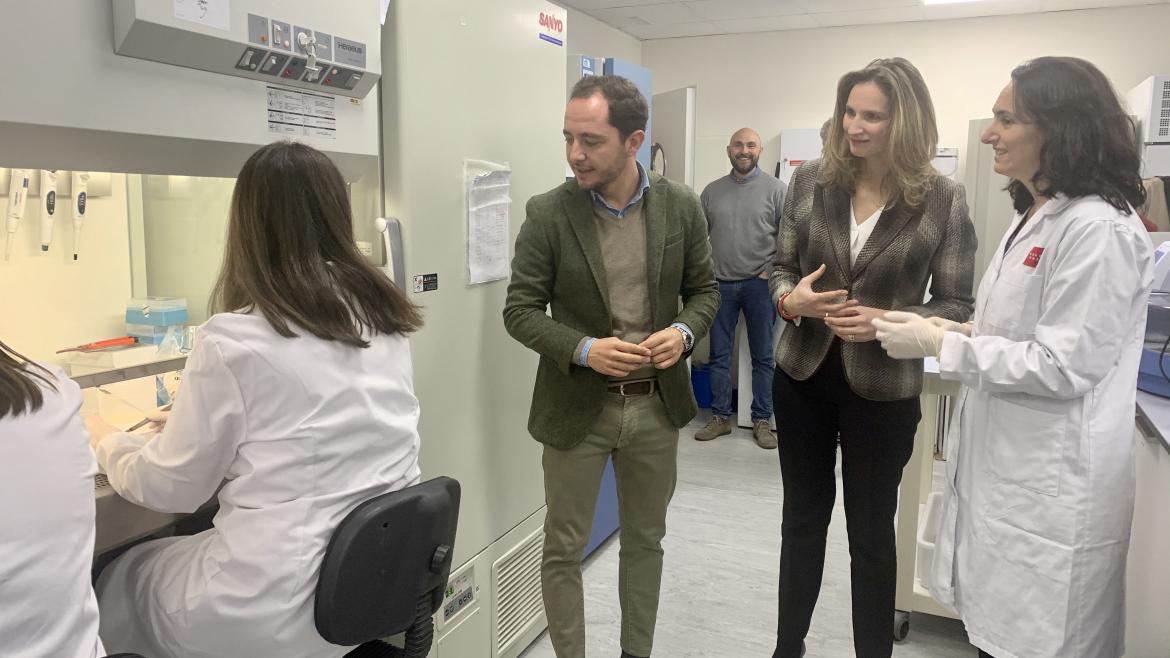 Paloma Martín junto a los investigadores del Instituto Madrileño de Investigación y Desarrollo Rural, Agrario y Alimentario (IMIDRA)