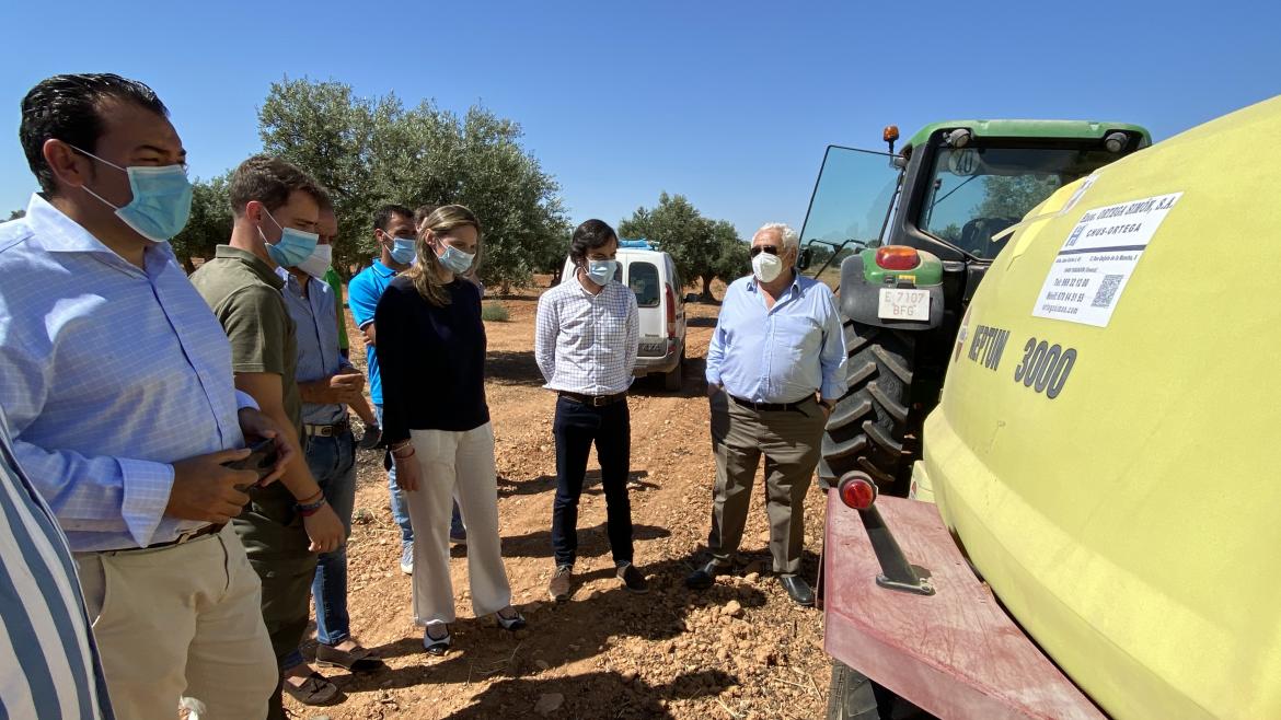 Paloma Martín durante su visita a una explotación agraria en Villarejo de Salvanés