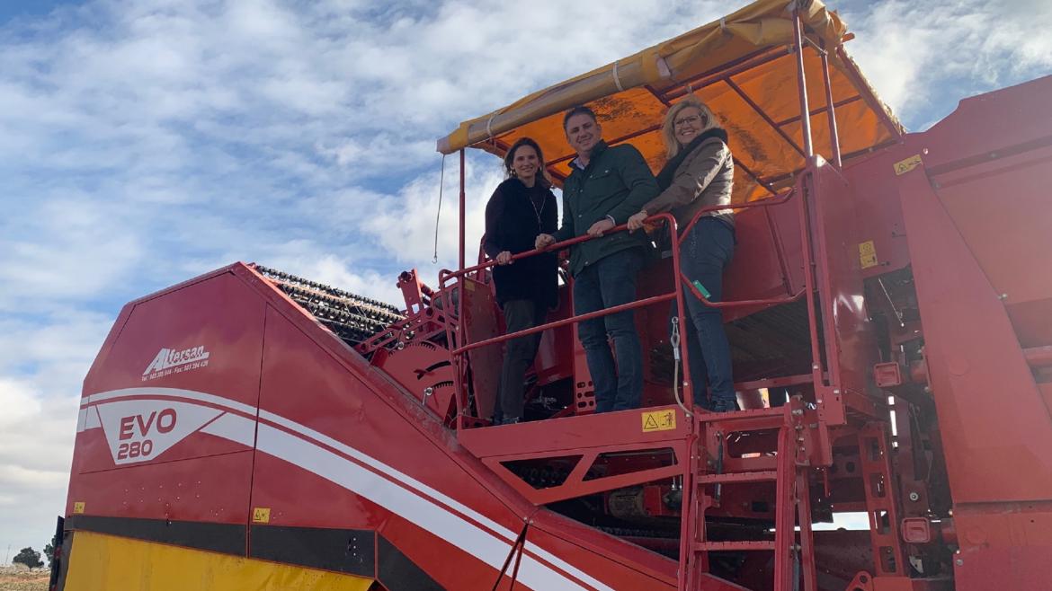 Paloma Martín durante su visita a una explotación agrícola en Villamanrique de Tajo