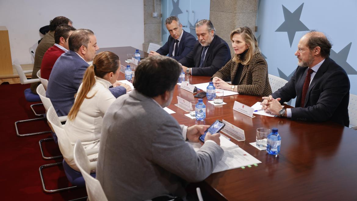 Los consejeros Enrique López y Paloma Martín se han reunido con miembros de ASAJA Madrid para analizar la ola de robos de aceituna mesa de la reunión