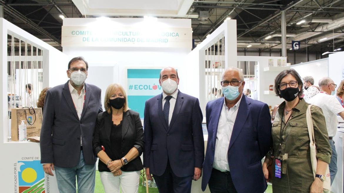 Foto de los asistentes al stand regional 