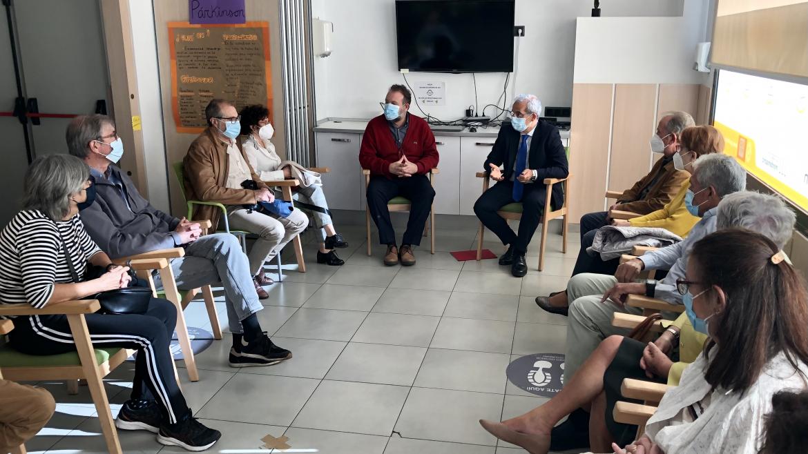 Visita centro para enfermos de Parkinson con motivo del Día del Cuidador Personas sentadas en círculo