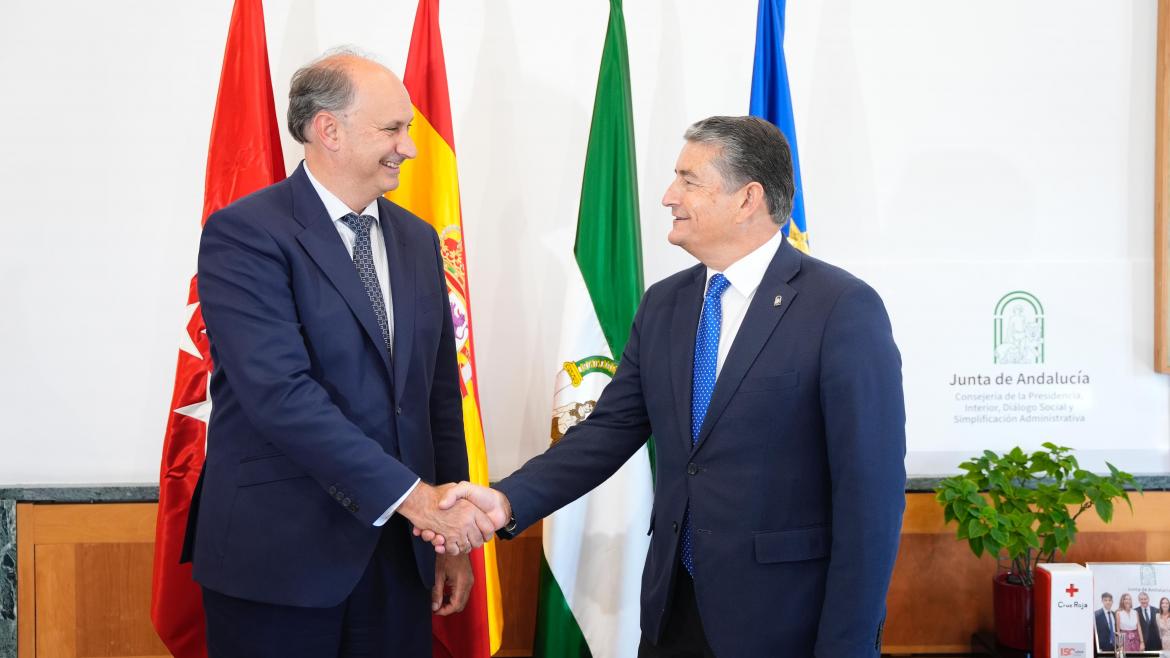 López-Valverde se reúne con el consejero de la Junta de Andalucía, Antonio Sanz El consejero Miguel López-Valverde durante la reunión con el consejero de la Junta de Andalucía, Antonio Sanz