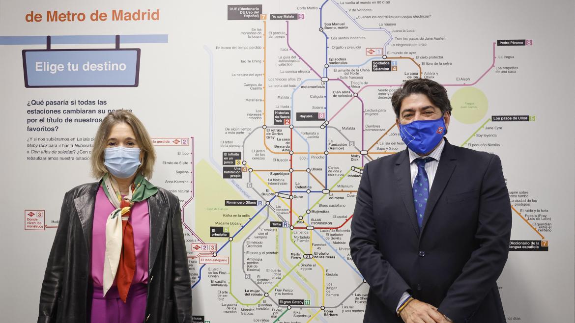 Presentamos el Plano Literario de Metro La consejera de cultura y el consejero de transportes posando con el plano