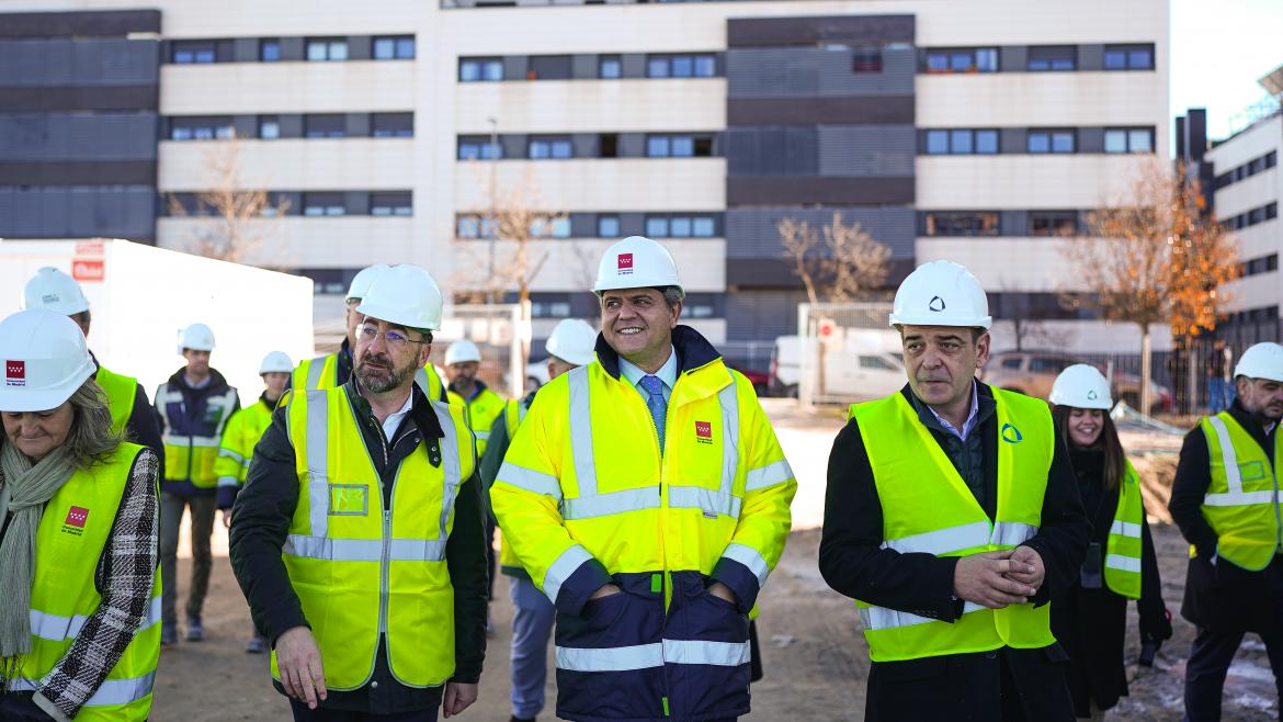 El consejero Jorge Rodrigo durante su visita a las obras del Plan Vive en Colmenar Viejo