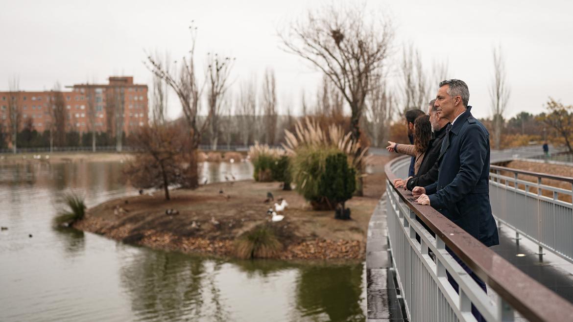 El consejero Carlos Novillo durante su visita al Parque Forestal de Valdebernardo