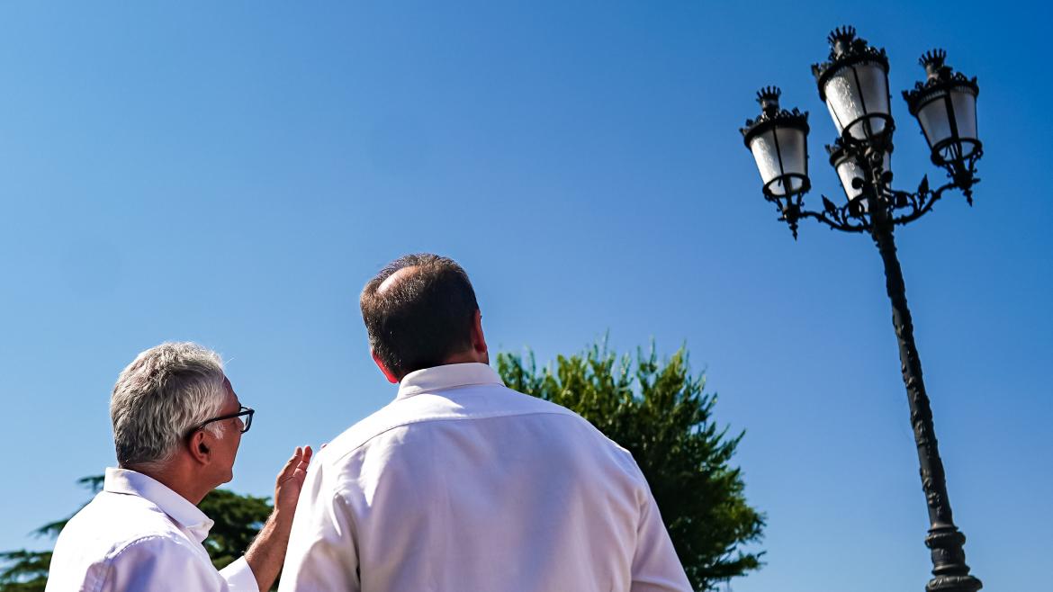 La Comunidad de Madrid instala iluminación led en el 100% de las calles de Los Molinos para conseguir un alumbrado público sostenible Carlos Izquierdo observa las nuevas luminarias led instaladas en Los Molinos