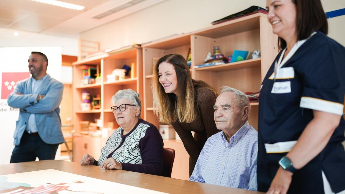 La consejera Ana Dávila durante su visita a la Residencia y Centro de Día Villaverde Alzheimer