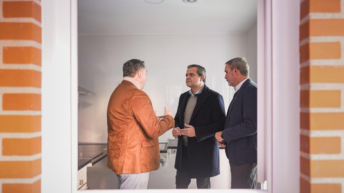El consejero Jorge Rodrigo durante su visita a una vivienda social en San Blas-Canillejas 