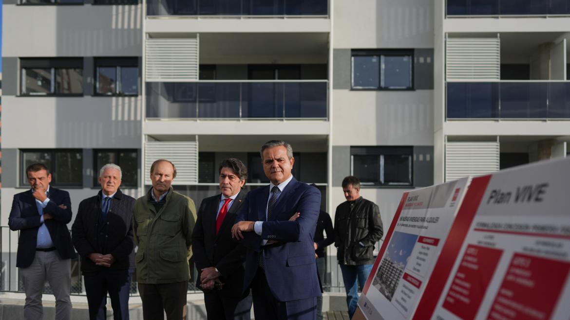 El consejero Jorge Rodrigo durante su visita en Valdebebas a las obras de 166 viviendas del Plan Vive