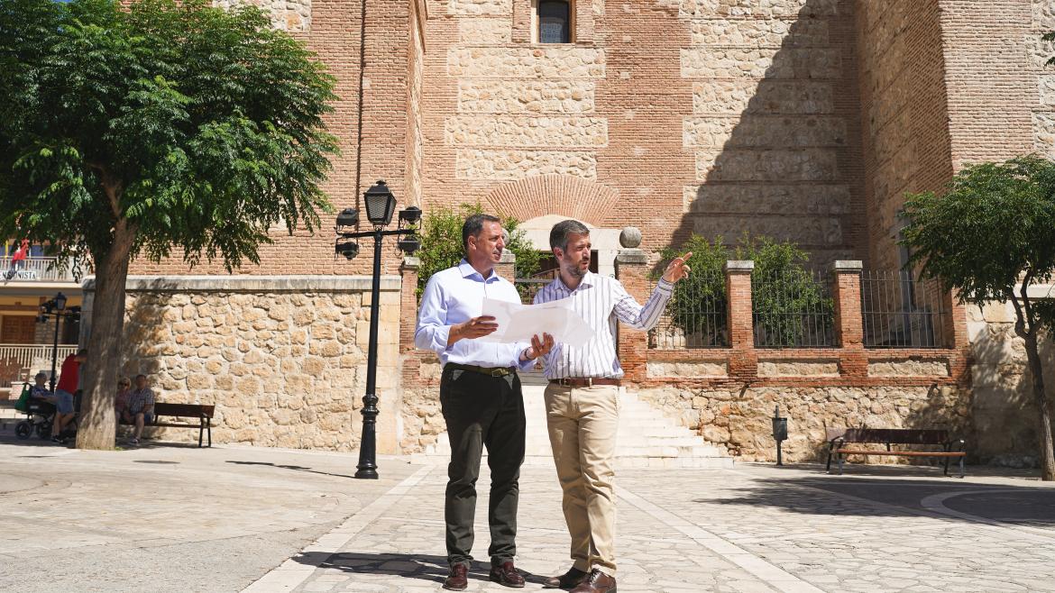 La Comunidad de Madrid remodela las sedes de 22 ayuntamientos para que sean totalmente accesibles a sus ciudadanos García Martín con el alcalde de Tielmes
