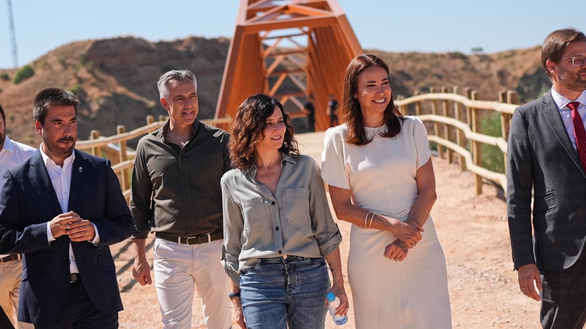 La presidenta Isabel Díaz Ayuso durante su visita a Mejorada del Campo 