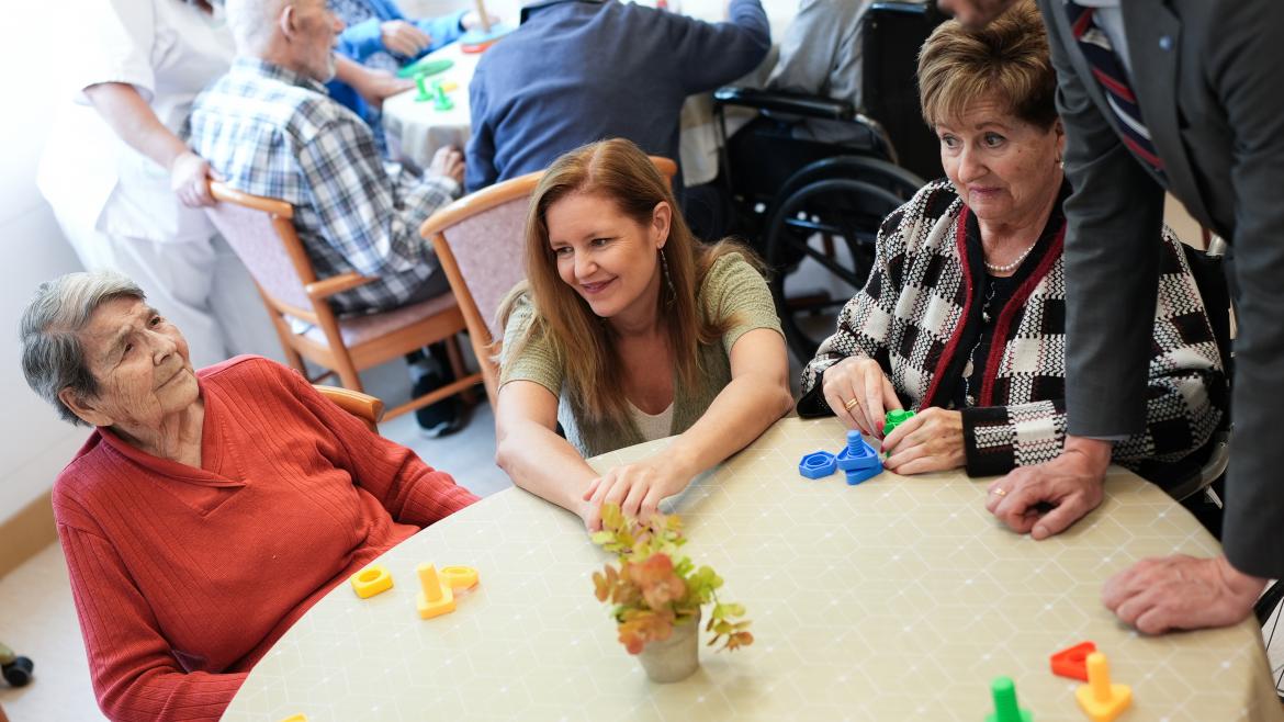 Dávila celebra el Día Internacional del Mayor en la Residencia Amavir de Ciudad Lineal La consejera Ana Dávila en la Residencia Amavir de Ciudad Lineal