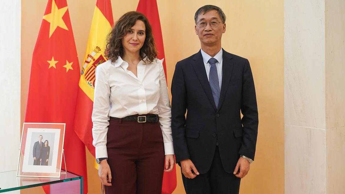 La presidenta Isabel Díaz Ayuso durante su encuentro con el embajador de la República Popular China en España