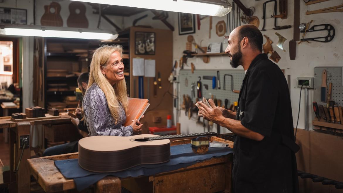 La consejera Rocío Albert durante su visita al taller Guitarras Ramírez