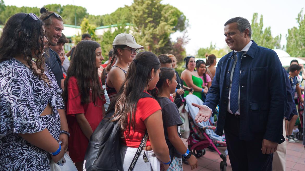 El consejero Jorge Rodrigo con familias de la AVS en el Parque de Atracciones