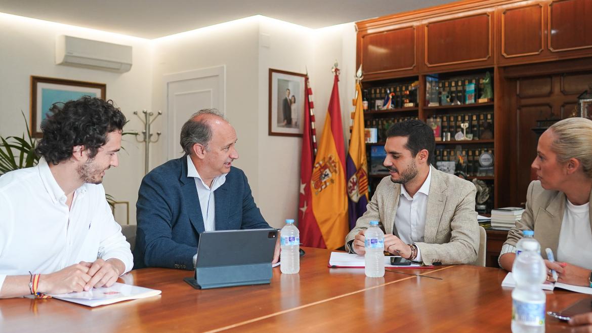 La Comunidad de Madrid trabaja en un proyecto piloto para la digitalización de expedientes que agilizará los trámites administrativos de los ayuntamientos Miguel López-Valverde en la reunión con el alcalde de Torrejón de Ardoz, Alejandro Navarro