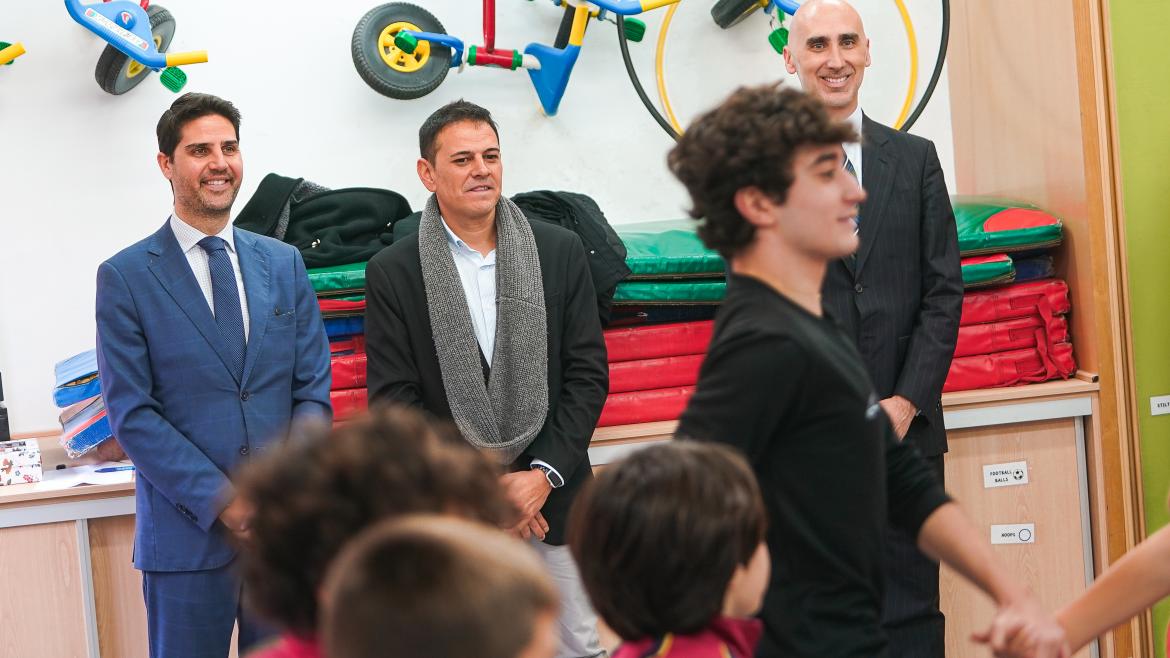 El consejero Emilio Viciana durante su visita al Colegio Parque Eugenia de Montijo