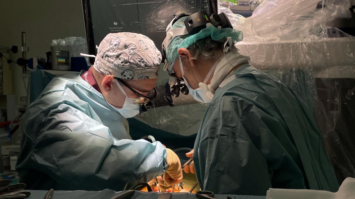 La sanidad madrileña, primera de España con un brazo robótico para operaciones de columna vertebral Fotografía de la intervención