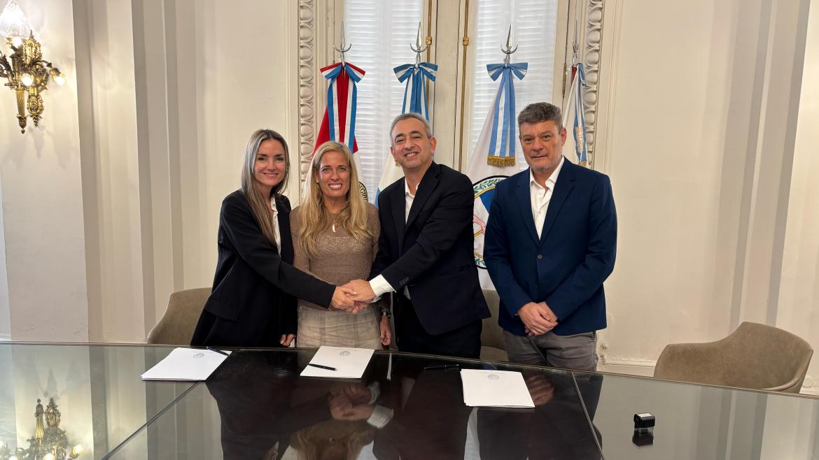 Rocío Albert con las autoridades de Santa Fe y Rosario