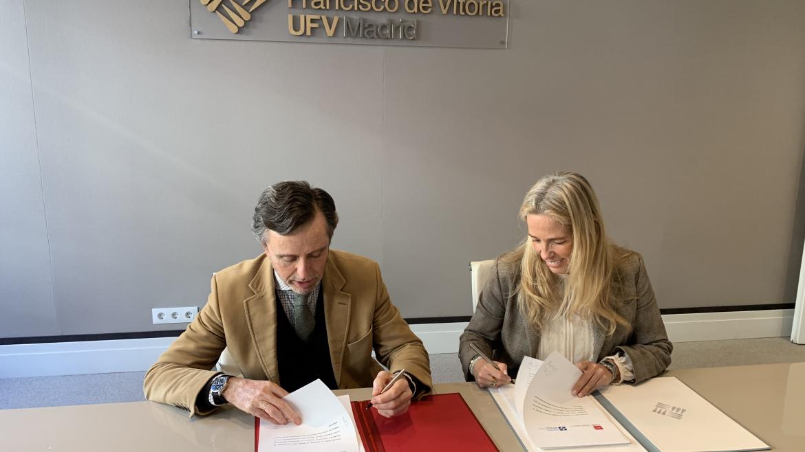 La consejera firmando el acuerdo