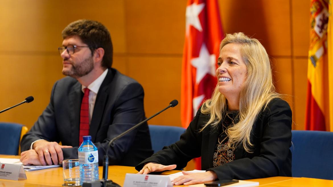 La consejera sentada a la mesa de la intervención