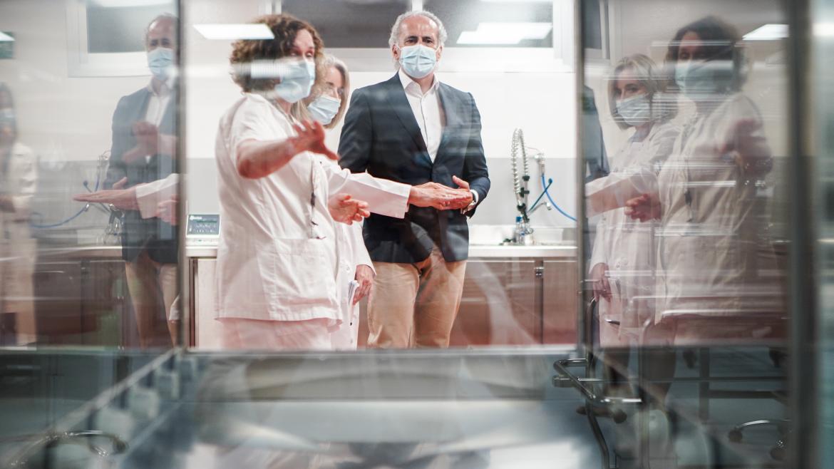 Personal del Hospital La Paz enseñando al consejero las partes de la nueva central de esterilización