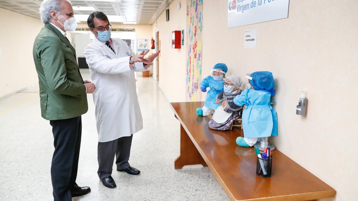 Enrique Ruiz Escudero visita el Hospital Virgen de la Poveda Personal sanitario enseña instalaciones al consejero de Sanidad