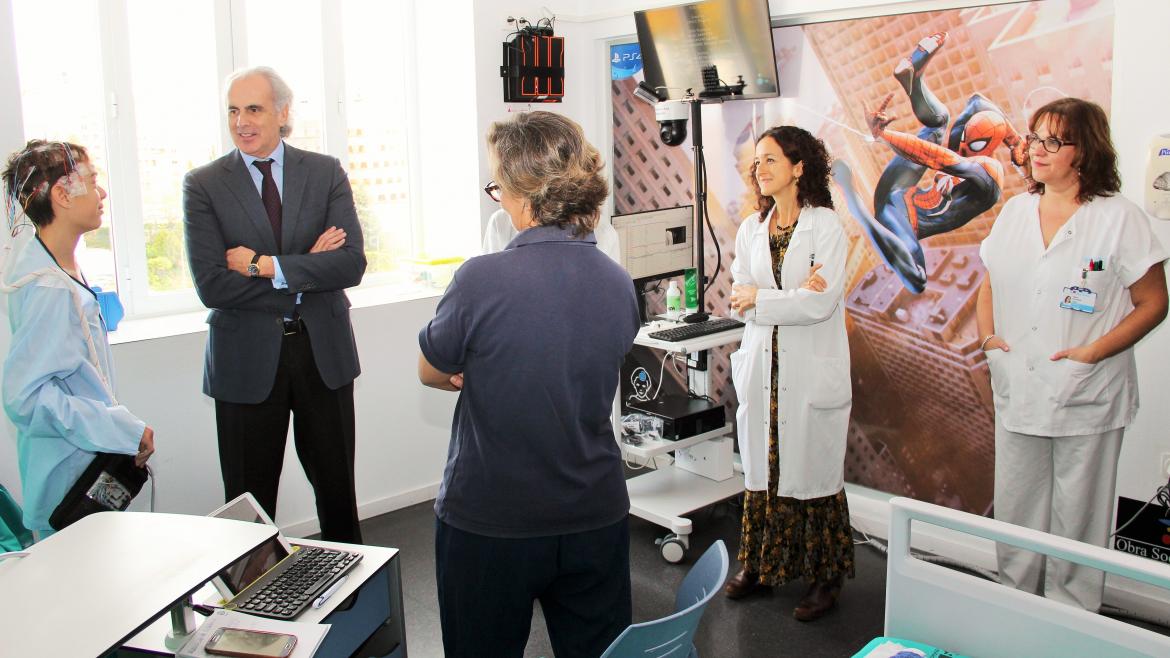 El Hospital Clínico crea salas para monitorizar la actividad clínica y cerebral de niños con epilepsia Ruiz Escudero junto a paciente en sala específica