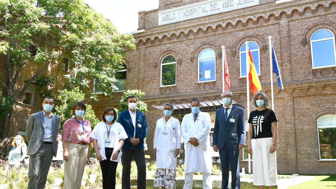 Grupo de personas posando delante de la puerta del Hospital Niño Jesús