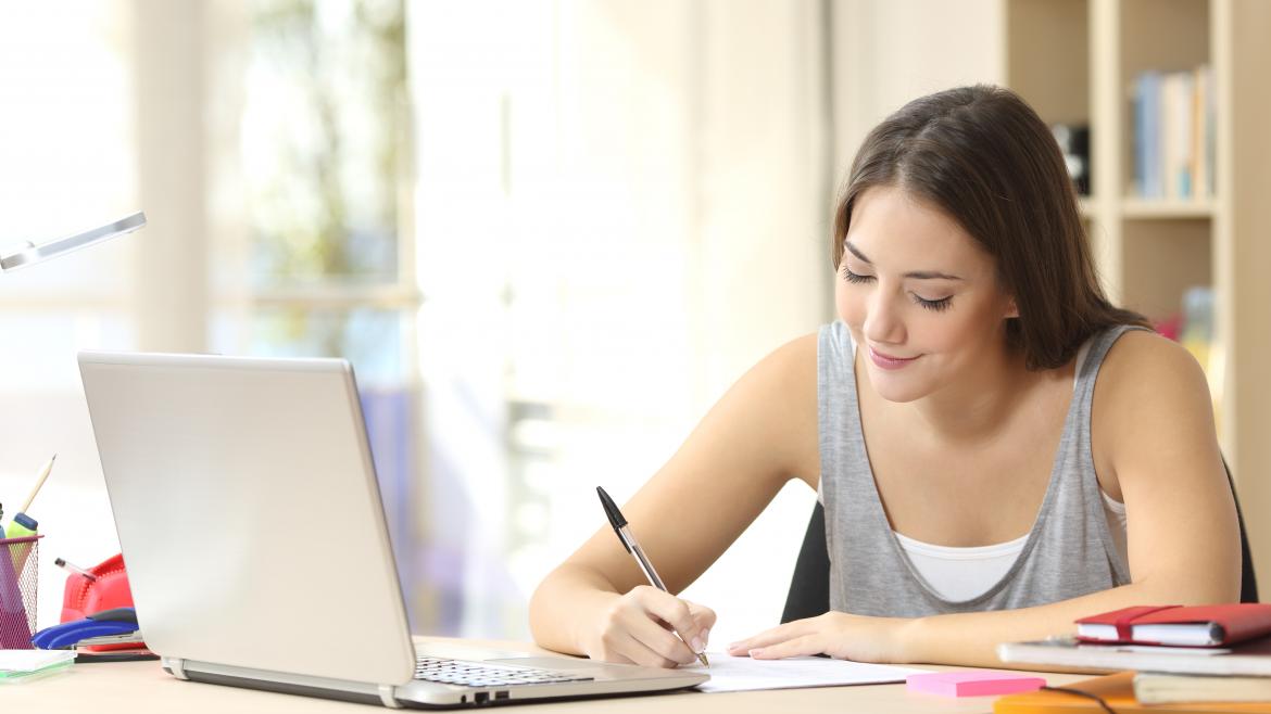 Formación ordenador mujer joven Mujer joven recibiendo formación con su ordenador
