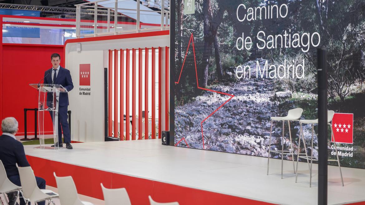 Plano general del escenario del acto con una imagen que pone "Camino de Santiago en Madrid"
