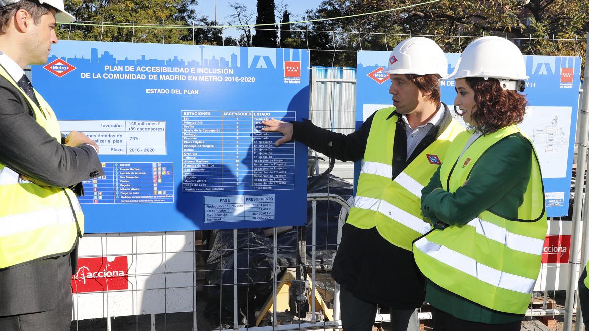 Visita de la presidenta de la Comunidad de Madrid a las obras de accesibilidad en la estación de Metro de Plaza Elíptica Díaz Ayuso anuncia la bajada del precio del transporte público para los mayores de 65 años