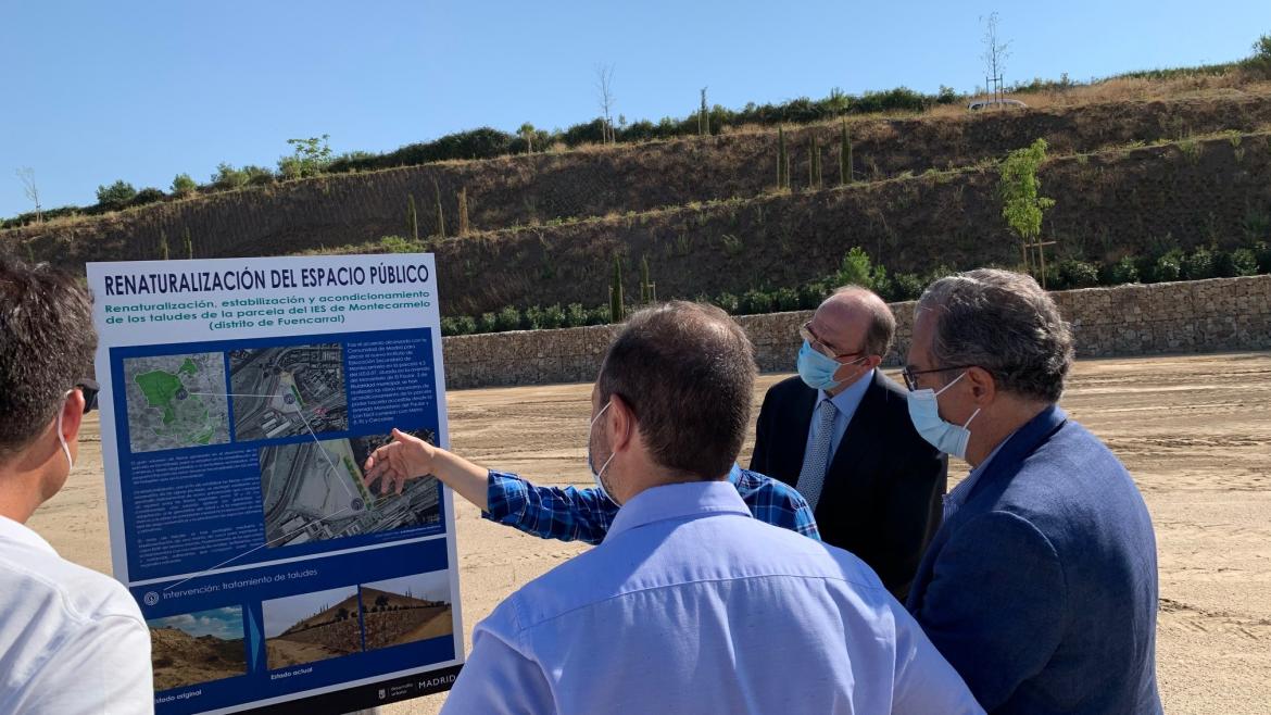 Enrique Ossorio durante su visita al terreno donde se levantará el IES Blanca Fernández Ochoa 