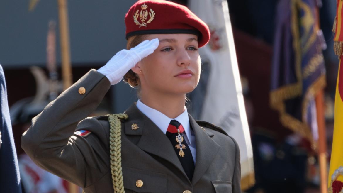 La princesa de Asturias vestida con el uniforme militar haciendo el saludo protocolario