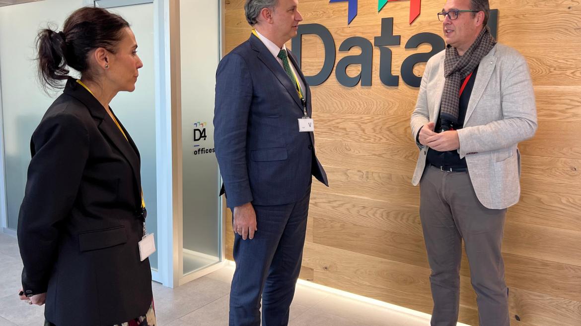 El consejero Miguel López-Valverde durante su visita a la sede de la multinacional Data4 Group