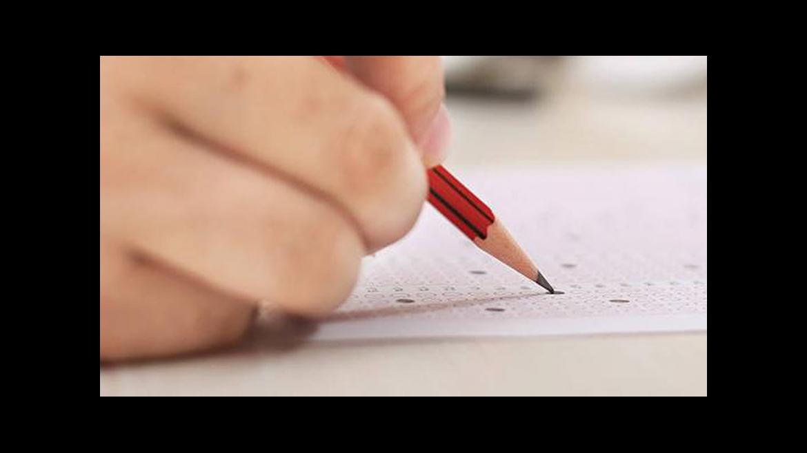 una persona realizando un examen 