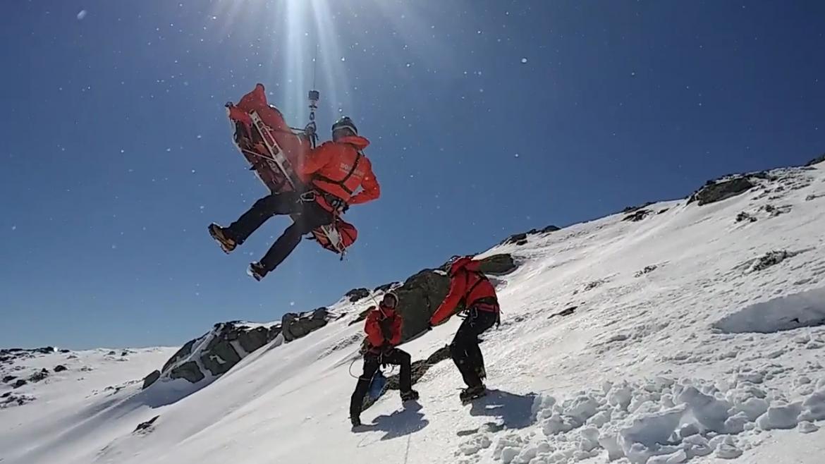 Bomberos del GERA en una intervención en montaña Bomberos del GERA en una intervención en montaña