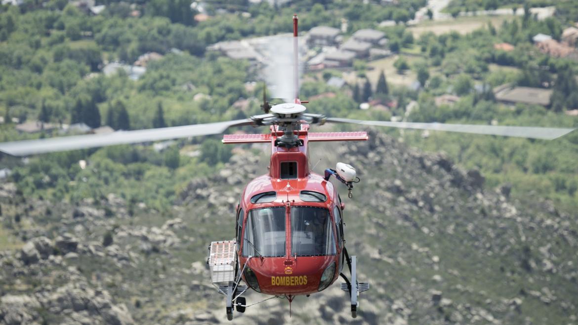 Los bomberos del GERA de la Comunidad de Madrid realizan un 27% más de intervenciones en la sierra durante el año 2020 Imagen del helicóptero del GERA en vuelo