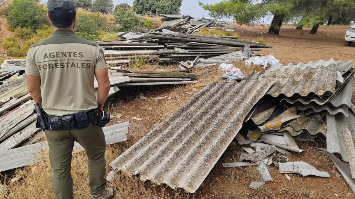 Agente Forestal en vertido ilegal 