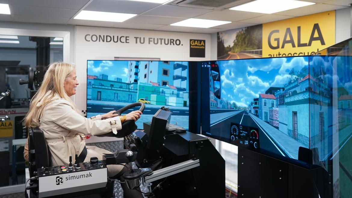 Rocío Albert en su visita a la autoescuela Gala